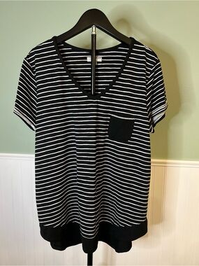 Anne Klein Black and White Striped V-Neck Pocket Tee. Size L